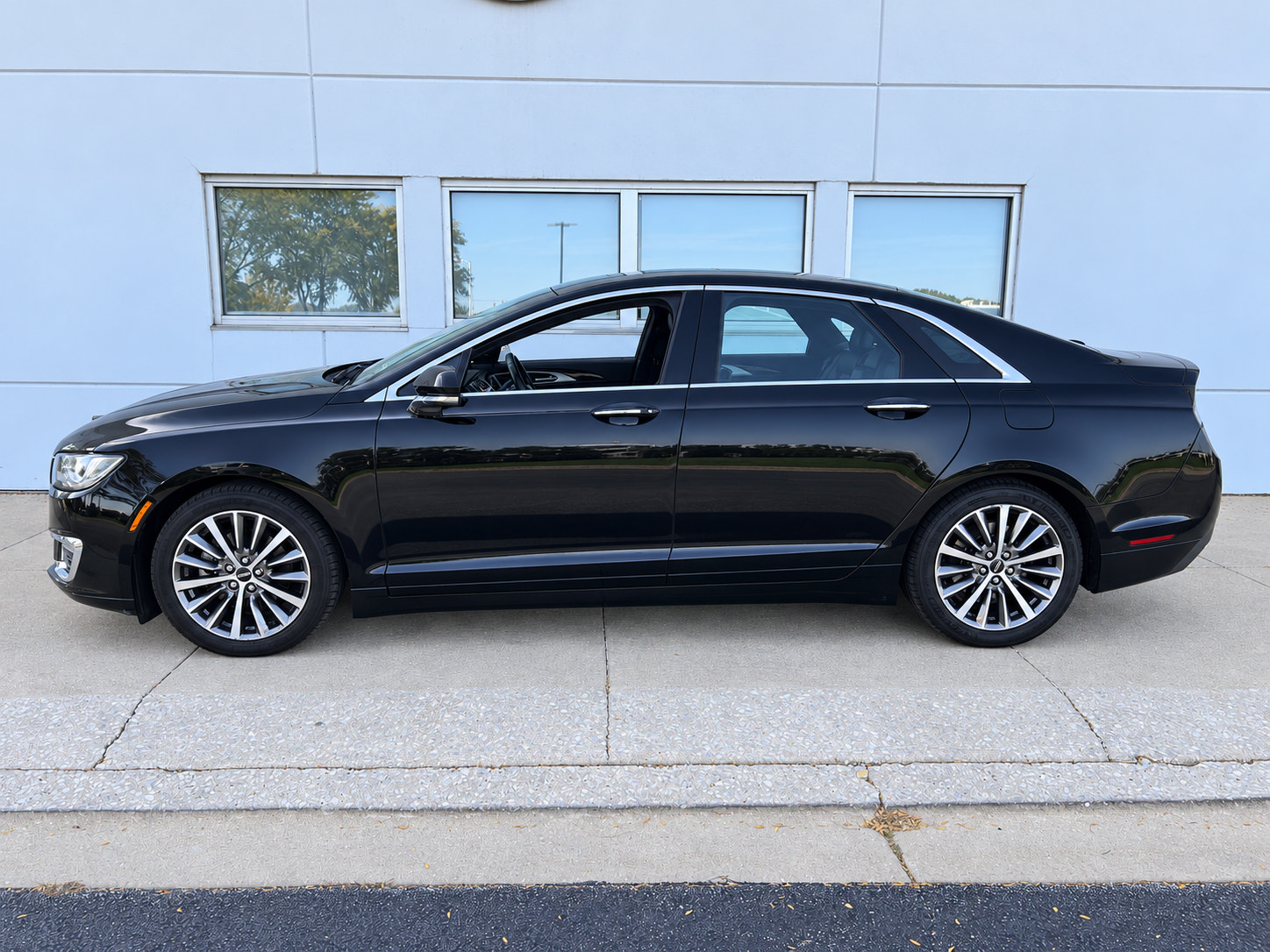 Used 2018 Lincoln MKZ Select w/ Select Plus Package FWD image 2