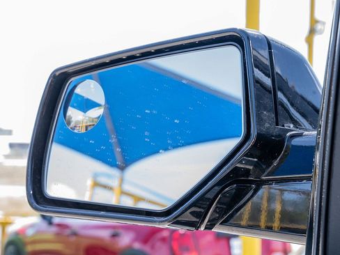 Used 2018 Chevrolet Suburban LT image 39