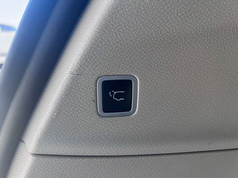 Used 2017 Chrysler Pacifica Limited w/ UConnect Theater Package FWD image 17