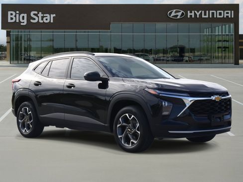 Used 2025 Chevrolet Trax LT w/ Driver Confidence Package image 6