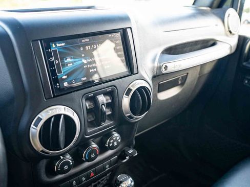 Used 2016 Jeep Wrangler Unlimited Rubicon w/ Connectivity Group AWD/4WD image 18