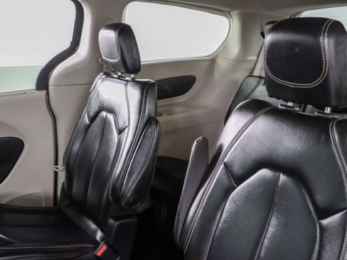 Used 2023 Chrysler Pacifica Touring-L image 24