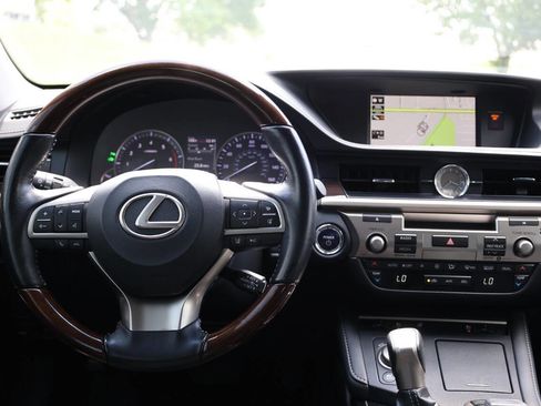 Used 2018 Lexus ES 300h w/ Navigation Package image 23