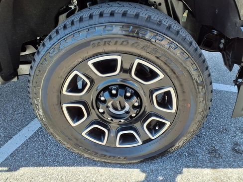 Used 2025 Ford F350 Platinum w/ FX4 Off-Road Package AWD/4WD image 9
