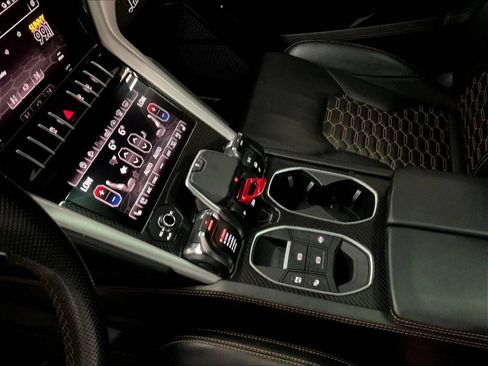 Used 2021 Lamborghini Urus AWD/4WD image 23
