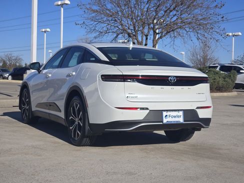 Used 2023 Toyota Crown Limited image 5