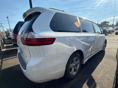 Used 2019 Toyota Sienna LE w/ Carpet Mat Package FWD image 4
