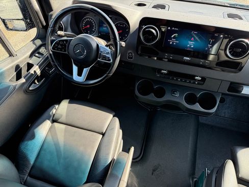 Used 2022 Mercedes-Benz Sprinter 2500 image 9