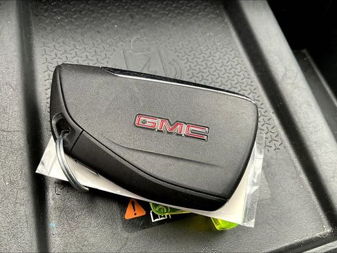 Used 2024 GMC Acadia Elevation image 14