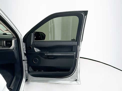 Used 2023 Ford Expedition XLT image 33