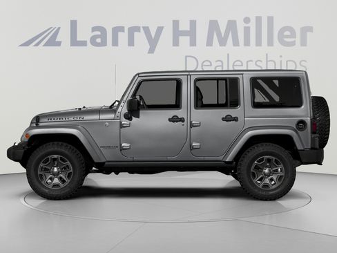Used 2018 Jeep Wrangler Unlimited Rubicon w/ Connectivity Group AWD/4WD image 3
