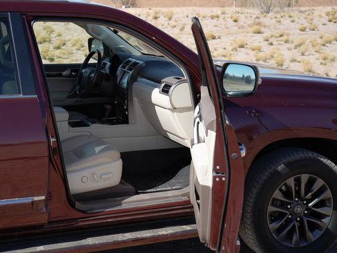 Used 2019 Lexus GX 460 Premium w/ Premium Package image 10