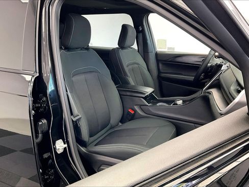 Used 2025 Jeep Grand Cherokee L Laredo w/ Luxury Tech Group I AWD/4WD image 6