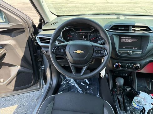Used 2023 Chevrolet TrailBlazer LS FWD image 24