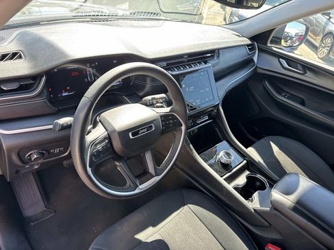 Used 2024 Jeep Grand Cherokee Laredo image 19