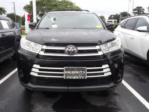 Used 2019 Toyota Highlander LE AWD/4WD image 2