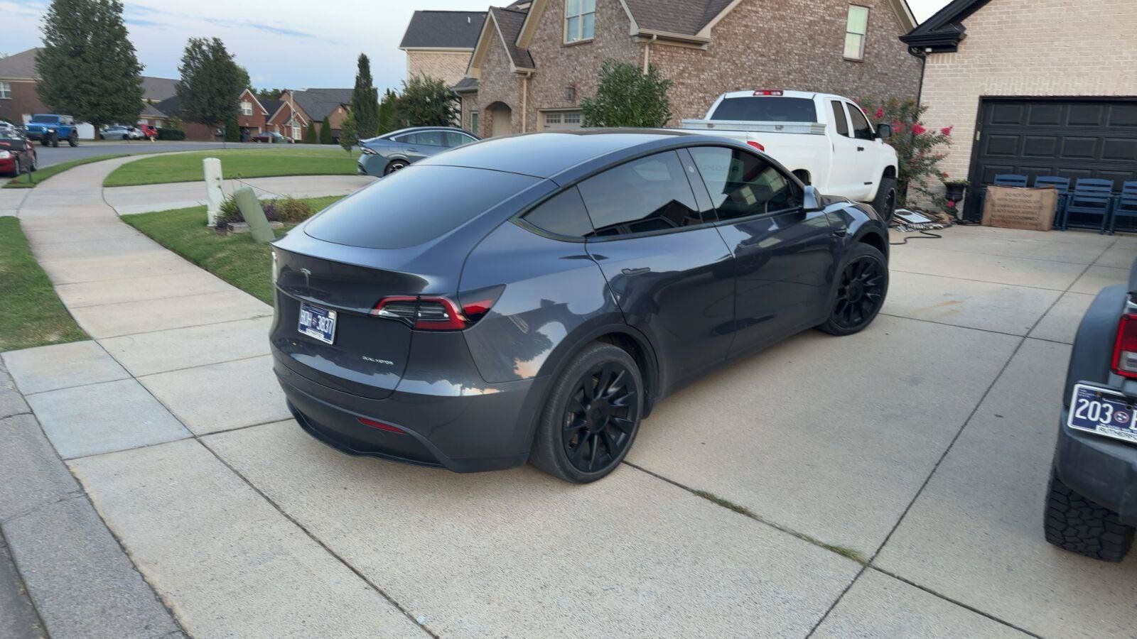 Used 2023 Tesla Model Y Long Range AWD/4WD image 3