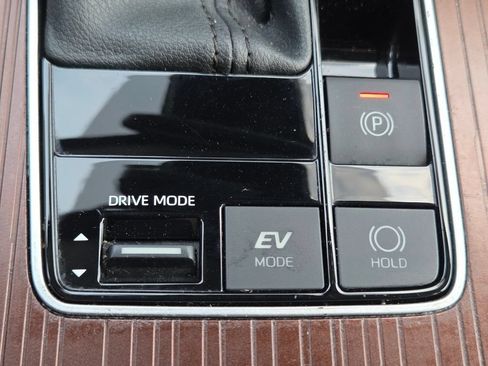 Used 2024 Toyota Sienna XLE FWD image 16