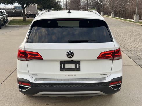 Certified 2022 Volkswagen Taos SEL image 9