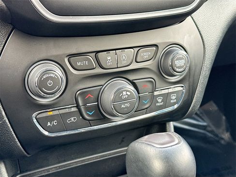 Used 2023 Jeep Cherokee Altitude Lux image 16