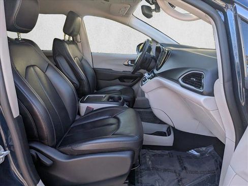 Used 2023 Chrysler Pacifica Touring-L image 23