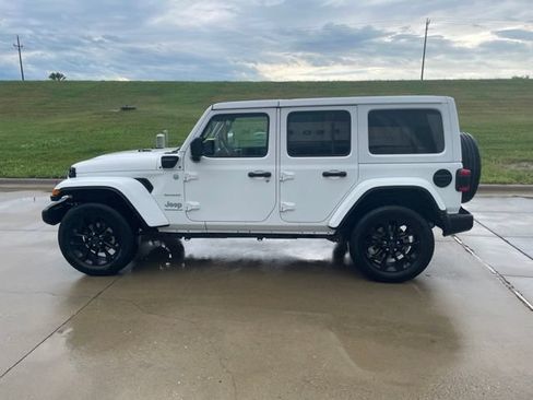 Used 2024 Jeep Wrangler Unlimited Sahara AWD/4WD image 7