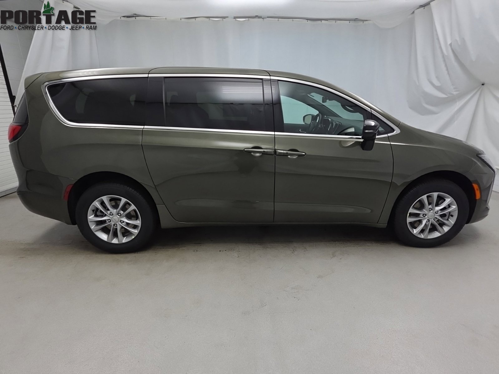 New 2027 Chrysler Pacifica Select AWD/4WD image 7