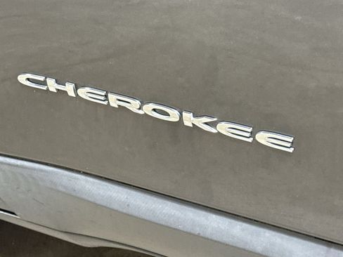 Used 2016 Jeep Cherokee Latitude w/ Cold Weather Group AWD/4WD image 25
