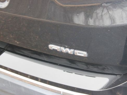 Used 2024 GMC Terrain SLT image 12