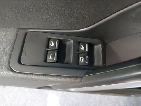 Used 2013 Volkswagen Beetle TDI FWD image 27