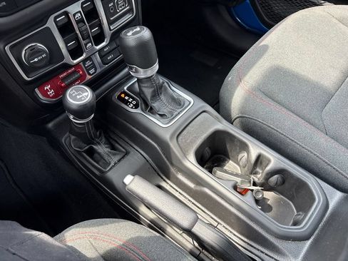 Used 2025 Jeep Wrangler Unlimited Rubicon AWD/4WD image 29