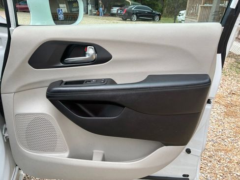 Used 2020 Chrysler Pacifica Limited image 22