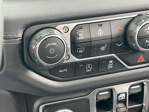 Used 2025 Jeep Gladiator Sport w/ Premium Package AWD/4WD image 20