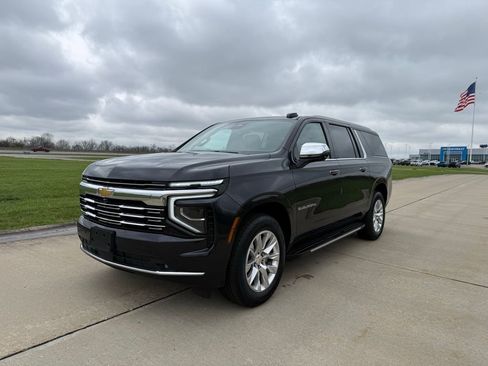 Used 2025 Chevrolet Suburban Premier RWD image 11