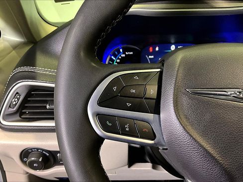 Used 2024 Chrysler Pacifica Select image 11