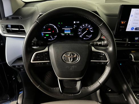 Used 2025 Toyota Sienna XLE FWD image 9