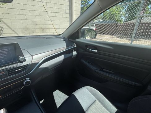 Used 2025 Nissan Altima 2.5 SV FWD image 33