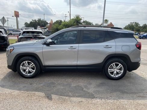 Used 2023 GMC Terrain SLE w/ Driver Convenience Package image 4