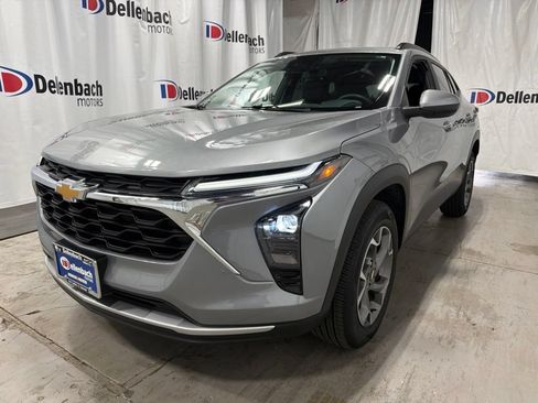 Used 2024 Chevrolet Trax LT w/ Driver Confidence Package FWD image 3