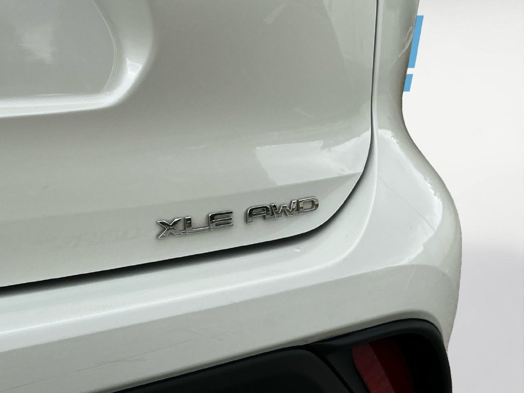 Used 2021 Toyota Highlander XLE AWD/4WD image 19