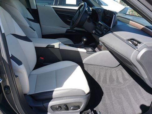 Certified 2025 Lexus ES 300h w/ Premium Package image 6