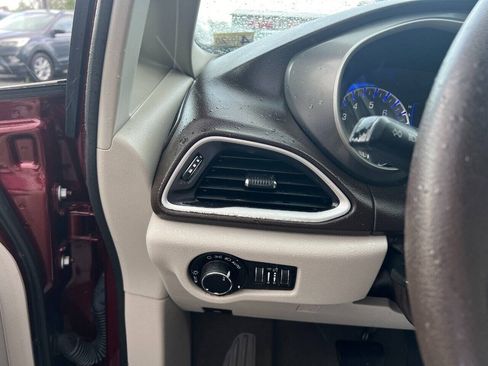 Used 2021 Chrysler Voyager Lxi FWD image 9