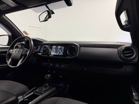 Used 2017 Toyota Tacoma TRD Sport image 20
