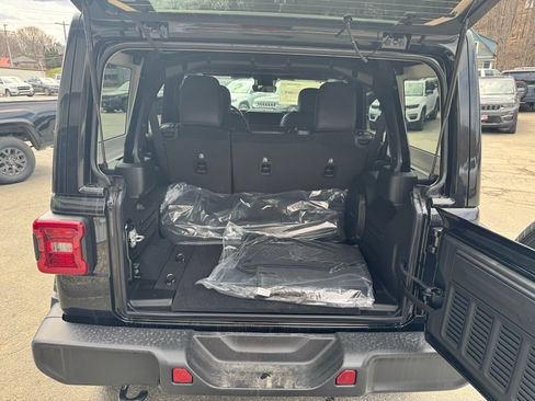 New 2025 Jeep Wrangler Unlimited Sahara w/ Technology Group AWD/4WD image 5
