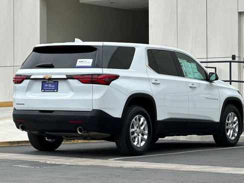 Used 2022 Chevrolet Traverse LS FWD image 3