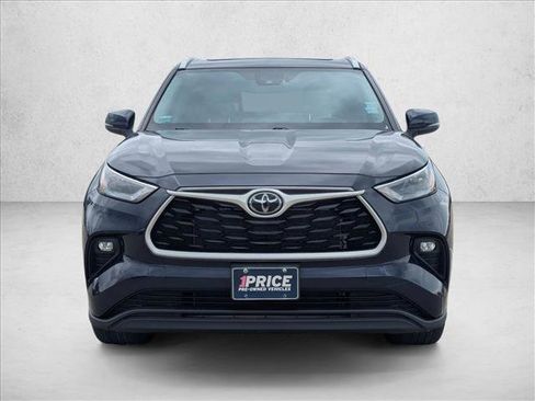 Used 2023 Toyota Highlander XLE image 2