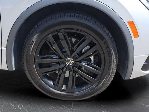 Certified 2022 Volkswagen Tiguan SE R-Line FWD image 8