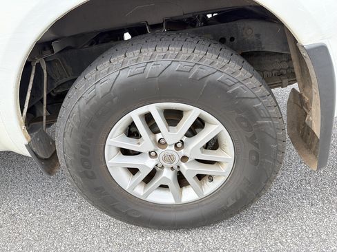 Used 2015 Nissan Frontier SV w/ SV Value Truck Package AWD/4WD image 7
