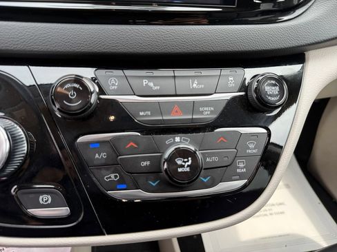 Used 2024 Chrysler Pacifica Touring-L FWD image 31