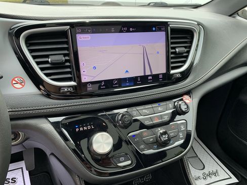 Used 2025 Chrysler Pacifica Limited FWD image 21